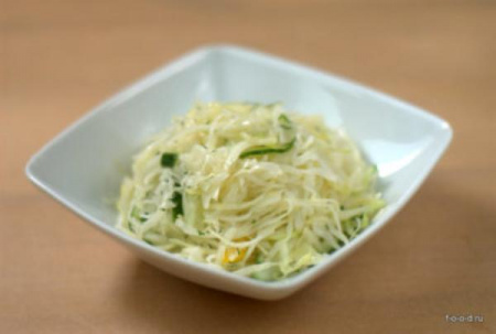 Салат капустный с огурцом и зеленью